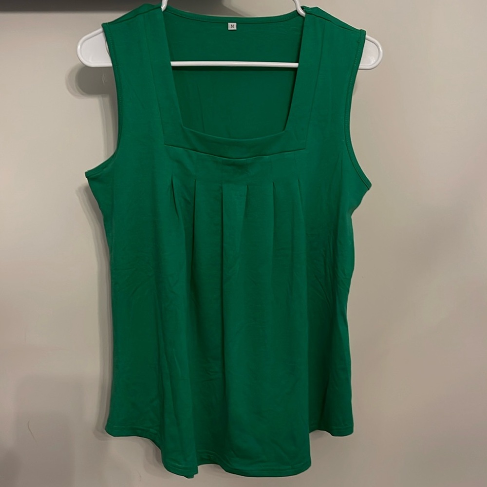 NWOT Women’s Sleeveless Shirt Pleated Front Size Medium Green Rounded Bottom